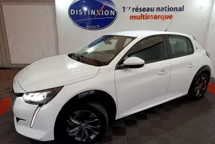 Peugeot 208 électrique blanche vue 3/4 avant droit, avec phares LED allumés et jantes foncées.