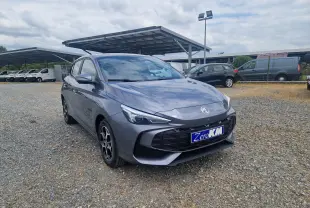 Vue 3/4 avant droite d'une MG3 1.5L Hybrid+ 195ch Luxury gris Hampstead, avec calandre noire et jantes stylées.