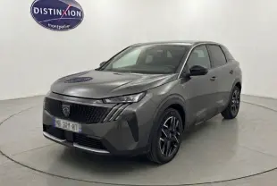 Peugeot 3008 Hybrid 145 e-DCS6 GT gris foncé en 3/4 avant, avec calandre noire et jantes alliage distinctives.