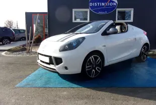 Renault Wind blanc glacier 3/4 avant droit avec bandes noires sur le capot et jantes alliage noires.