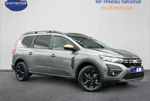 Dacia Jogger gris schiste métallisé vu de profil droit avec jantes noires et barres de toit visibles
