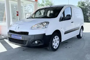 Vue 3/4 avant droit d’un Peugeot Partner blanc utilitaire avec pare-chocs noir et marquage publicitaire sur la porte latérale.