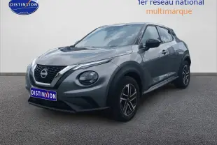 Nissan Juke gris 2025 vue 3/4 avant droit, avec jantes alu et phares avant LED distinctifs.