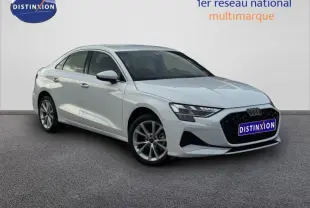 Audi A3 Sportback blanc vue 3/4 avant droit avec calandre noire et jantes alliage multibranches.