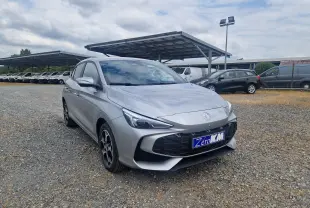Vue 3/4 avant d'une MG3 1.5L Hybrid+ 195CH Luxury couleur argent Cosmic Silver Metal sur un parking extérieur.