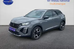 Peugeot 2008 E-136 allure gris sellenium, vue 3/4 avant droit, avec jantes alu et barres de toit noires.