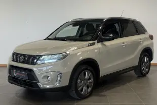 Suzuki Vitara beige 2023 vue 3/4 avant droit avec toit noir et jantes alliage foncé.