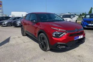 Citroën C4 rouge Elixir métal vue 3/4 avant droit avec jantes alliage et calandre distinctive.