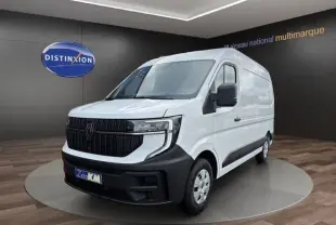 Vue 3/4 avant d’un Renault Master blanc avec calandre noire et pare-chocs contrasté dans un showroom.