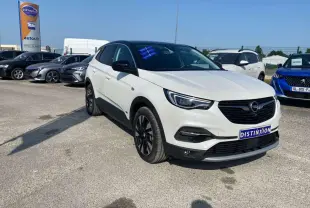 Opel Grandland X Hybrid4 blanc métal vu en 3/4 avant droit avec toit noir et jantes alliage noires.