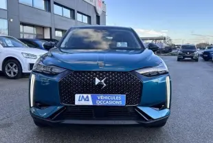 Vue frontale d'une DS3 1.2 Hybride 145 Étoile bleu métal, avec calandre noire à motif losange et feux LED verticaux.