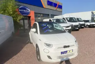 Vue 3/4 avant droite d'une Fiat 500 électrique blanche Ice White avec toit panoramique et jantes noires.