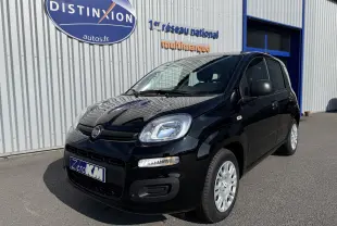 Fiat Panda 1.0 70CH BSG noir cinéma vue 3/4 avant droit devant un bâtiment gris avec logo Distinxion.