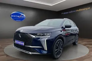 Vue 3/4 avant droite d’un DS7 Crossback bleu avec calandre distinctive et feux LED en forme de griffes.