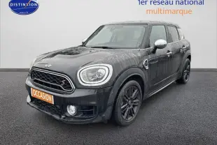 Vue 3/4 avant droite d'une MINI Countryman noire avec jantes alliage noires et rétroviseurs chromés.