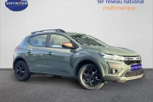Vue 3/4 avant droit d'une Dacia Sandero Stepway 2025 blanche Glacier avec jantes noires et toit surélevé.
