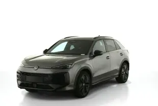 Volkswagen T-Roc gris Loup en 3/4 avant droit avec jantes noires et toit noir brillant sur fond blanc.