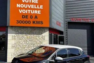 Citroën C3 PureTech 110 BVM6 Max noir avec toit blanc vue 3/4 avant, stationnée devant un panneau orange Distinxion.