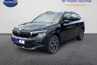 Vue 3/4 avant droite d’un Skoda Kamiq noir magique métal avec jantes bi-ton et barres de toit visibles.