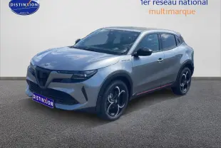 Vue 3/4 avant droite de l'Alfa Romeo Junior 1.2 hybride gris, avec jantes alliage noires et phares matrix LED.