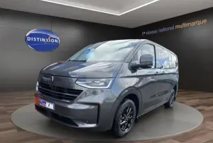Volkswagen Transporter gris foncé en 3/4 avant droit, avec jantes noires et calandre noire brillante.