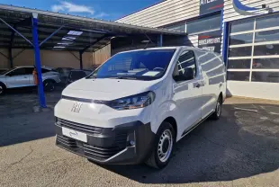 Fourgon FIAT Scudo blanc en 3/4 avant droit, avec pare-chocs noir et calandre moderne, stationné devant un atelier.