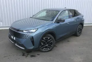 Peugeot 3008 III Hybrid 145 Allure bleu Ingara en 3/4 avant droit, calandre noire et phares LED distinctifs.