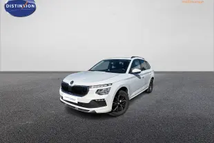 SUV Skoda Kamiq blanc en 3/4 avant droit, avec calandre noire et jantes alliage sombres sur sol gris.