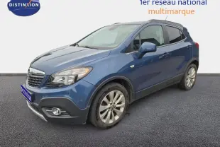 Opel Mokka bleu outremer en 3/4 avant droit, avec jantes alu et calandre chromée visible.