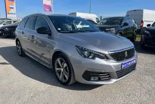 Peugeot 308 SW gris clair vue 3/4 avant droit avec jantes alliage et calandre noire au soleil