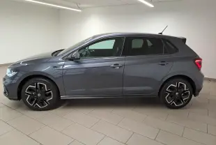 Profil droit d'une Volkswagen Polo 1.0 TSI 116 DSG7 R-Line Edition gris cendré métallisé avec jantes distinctives en intérieur neutre.