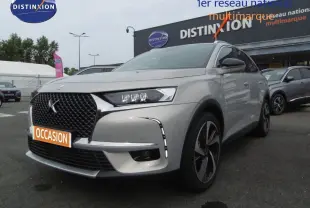 DS7 Crossback hybride rechargeable Crystal Pearl en 3/4 avant droit, avec calandre noire distinctive et jantes stylées.