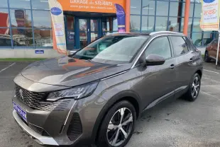 Peugeot 3008 gris platinium en 3/4 avant droit, avec jantes alliage bi-ton et toit ouvrant panoramique visible.