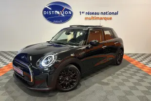 Mini Cooper 5 portes noire vue en 3/4 avant droit, avec toit ouvrant panoramique et jantes noires distinctives.