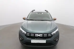 Vue frontale d'une Dacia Sandero Stepway 2025 vert cèdre avec détails bronze sur les rétroviseurs et calandre noire.