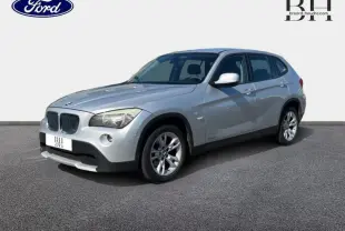 BMW X1 gris métallisé vue 3/4 avant droit, avec jantes alu 17 pouces et calandre caractéristique double haricot.