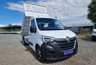 Renault Master Châssis cabine blanc en 3/4 avant droit avec benne relevée et roues jumelées visibles.