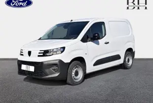 Vue 3/4 avant droit d'un Peugeot Partner blanc Icy avec porte latérale coulissante et pare-chocs noir mat.