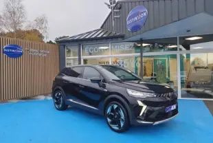 Renault Symbioz 2025 noir étoilé en vue 3/4 avant droit, avec jantes alu et éclairage LED distinctif.