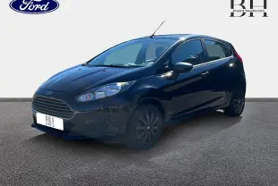 Ford Fiesta 2015 noir Scala vue 3/4 avant droit, avec calandre chromée et jantes foncées.