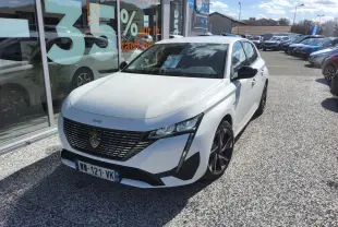 Peugeot 308 blanche vue 3/4 avant droit avec calandre noire et jantes alliage 17 pouces diamantées