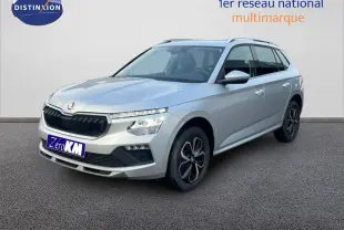 SUV Skoda Kamiq gris argent métal en 3/4 avant droit, avec jantes bi-ton et calandre noire distinctive.