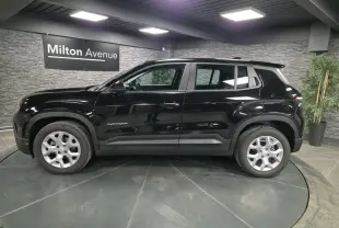 Vue latérale droite d'un Jeep Avenger noir 2024 avec jantes alliage 17 pouces et coques de rétroviseurs noires brillantes.