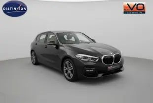 BMW Série 1 F40 118d noire vue en 3/4 avant droit avec jantes alliage 17 pouces dans studio blanc.