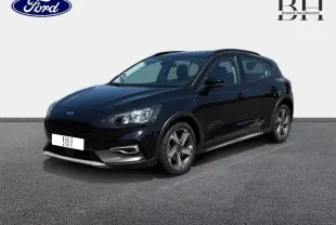 Ford Focus 1.0 Flexifuel noir Agate métallisé vue 3/4 avant droit avec jantes alliage et barres de toit visibles.