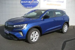 Renault Austral Evolution E-Tech bleu Iron en vue 3/4 avant droit, avec calandre noire et jantes argentées.
