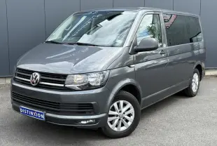 Vue 3/4 avant droit d'un Volkswagen Multivan T6 gris Indium avec jantes alliage et vitres teintées.