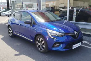 Renault Clio 2022 Bleu Iron vue 3/4 avant droit, avec phares LED et jantes alliage bicolores.