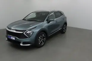 KIA SPORTAGE gris Sirius en 3/4 avant droit, avec calandre noire et jantes alliage bicolores.