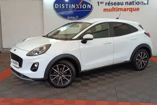 Vue 3/4 avant droite du Ford Puma blanc 2022 avec jantes alliage noires et détails noirs contrastants.